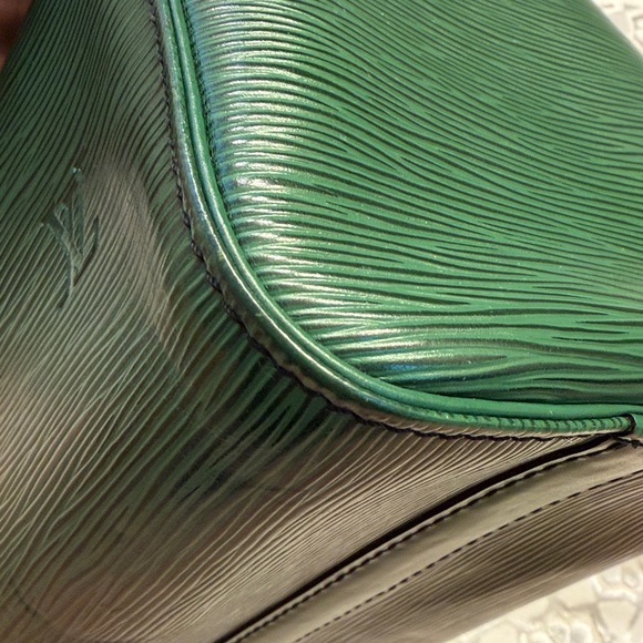 Authentic Vintage Louis Vuitton Speedy 25 in Epi Leather - Picture 13 of 16